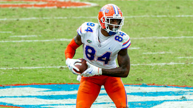 Kyle Pitts runs after the catch